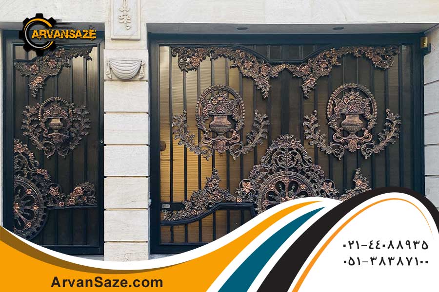 درب با میله های مشکی و گل پتینه های برنزی